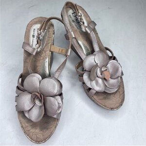 B.o.c. Gold flower wedge sandals